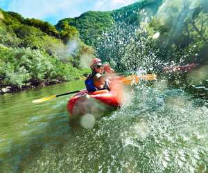 Toronto's Outdoor Adventure Show | Man in kayak splashing water on a river