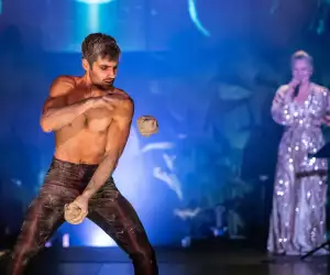 Cirque Éloize | A sculptor and singer perform in Celeste by Cirque Éloize