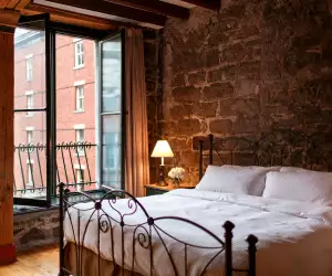 Auberge du Vieux-Port Montreal | King-bed suite