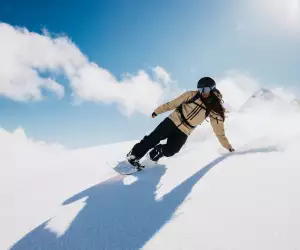 A snowboarder wearing the Men's Burton [ak] Swash GORE‑TEX 2L snowboarding jacket
