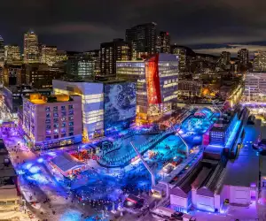 Montréal vegan restaurants | Downtown Montréal lit up with vibrant lights