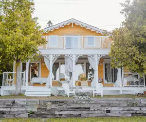 The exterior of Wish Lakehouse, waterfront Ontario cottage rental