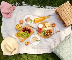 Niagara-on-the-lake picnics | A picnic spread with cheese, grapes and wine